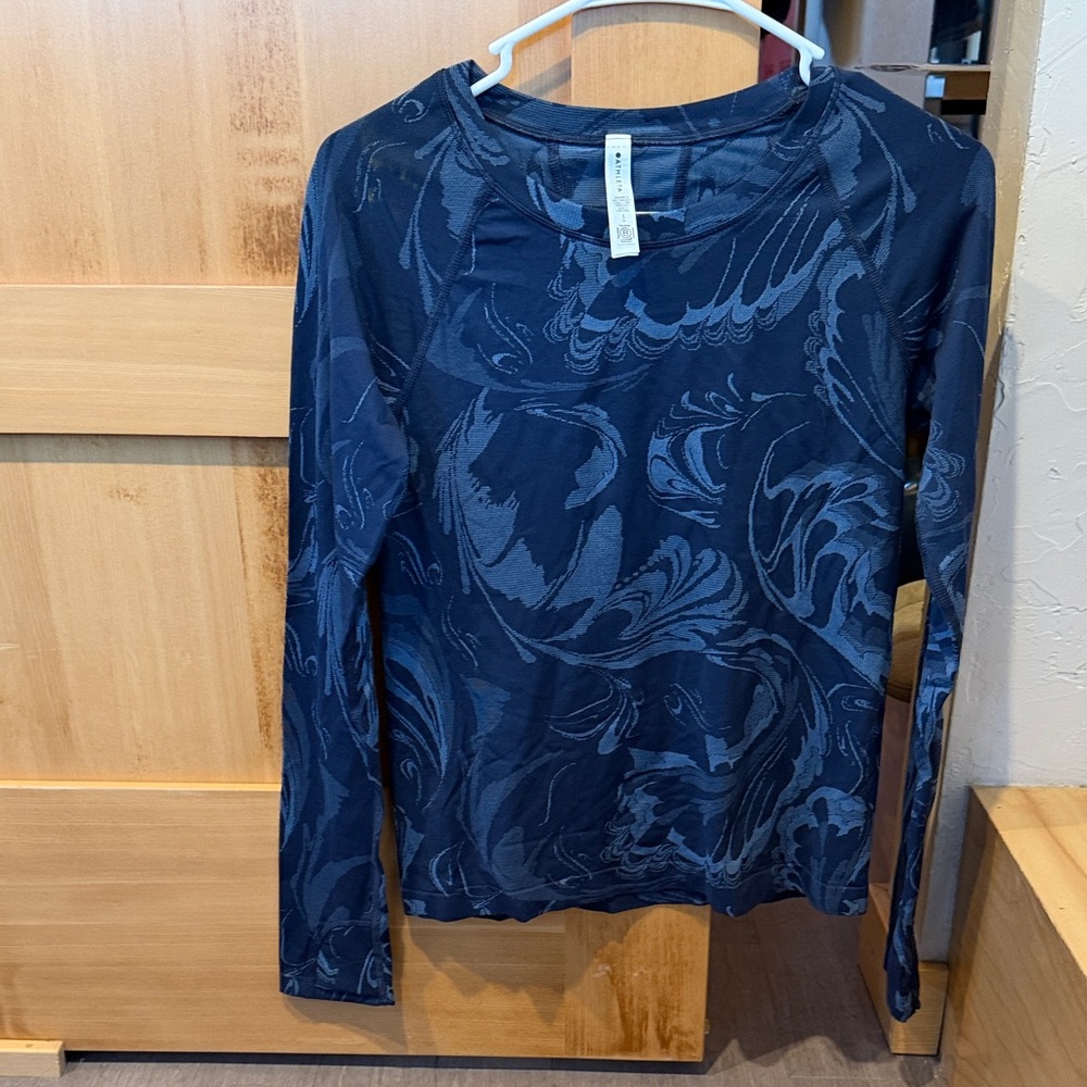 Athleta Women’s Momentum Dark Blue Patterned Long Sleeve Top